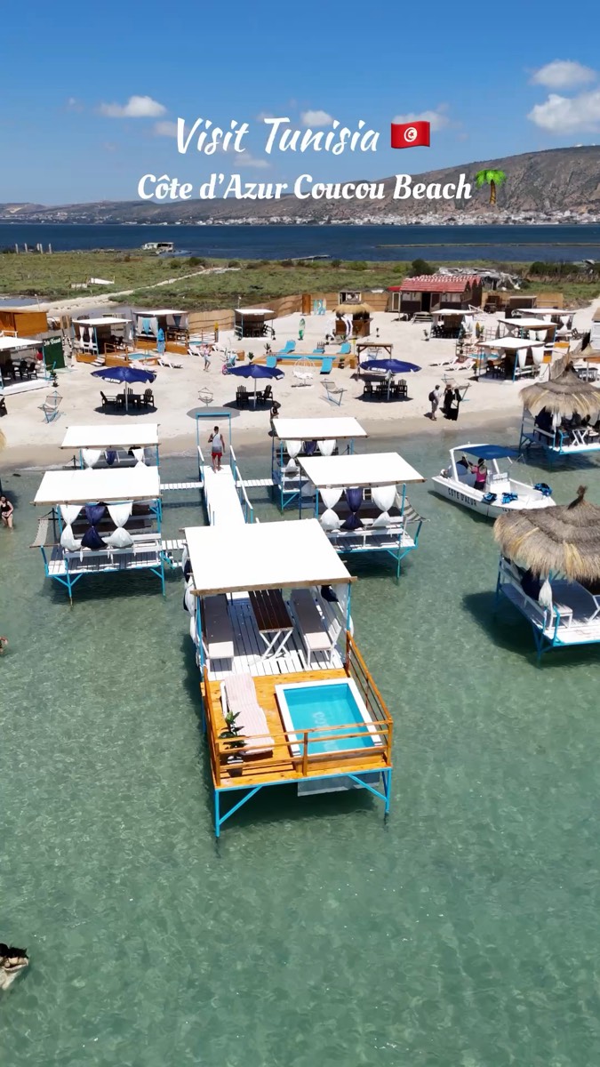 Vue aérienne des paillotes sur mer dans le lagon turquoise