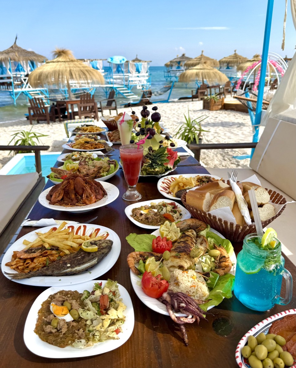 Festin de poissons et fruits de mer face à la mer