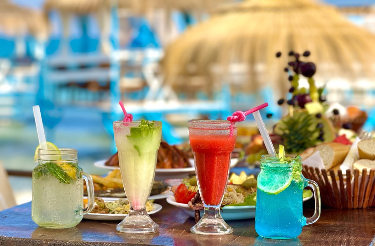 Cocktails et jus frais sur la plage
