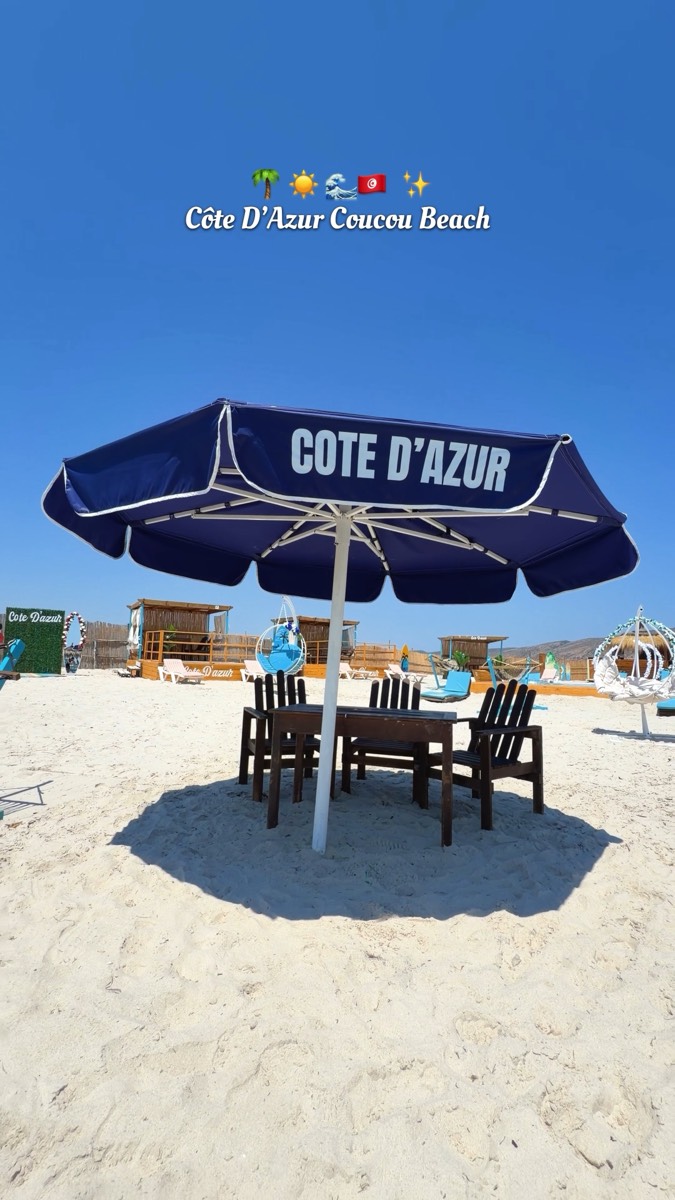 Parasol Côte d'Azur avec table sur le sable blanc