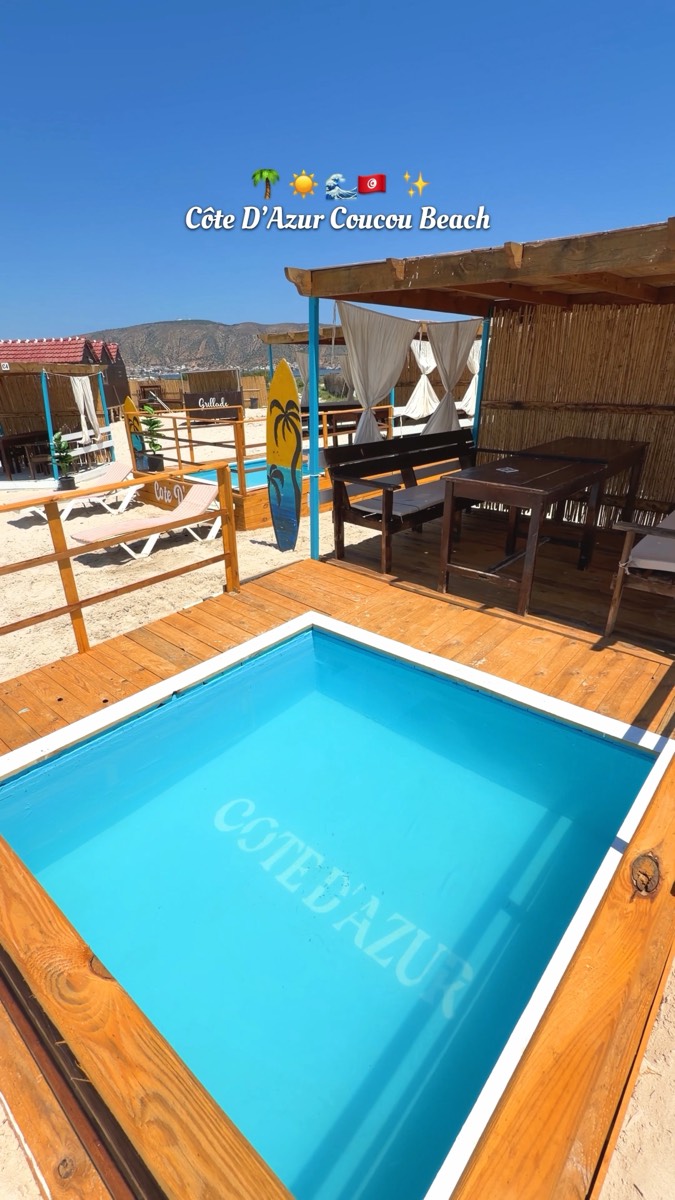 Cabane avec piscine privée et vue sur la mer