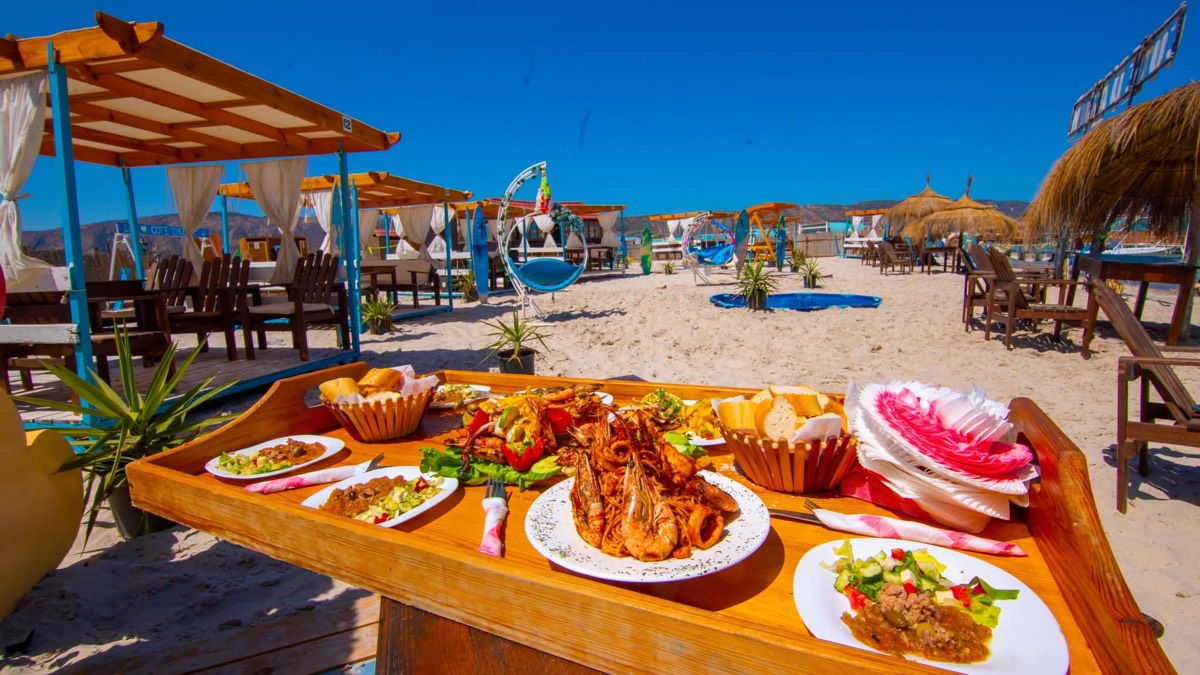 Plateau de fruits de mer servi sur la plage