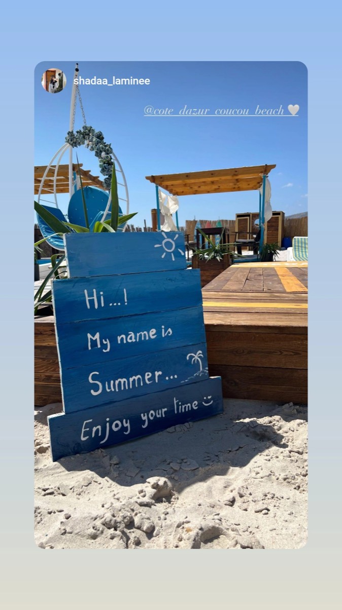 Décor estival à l'entrée de la plage