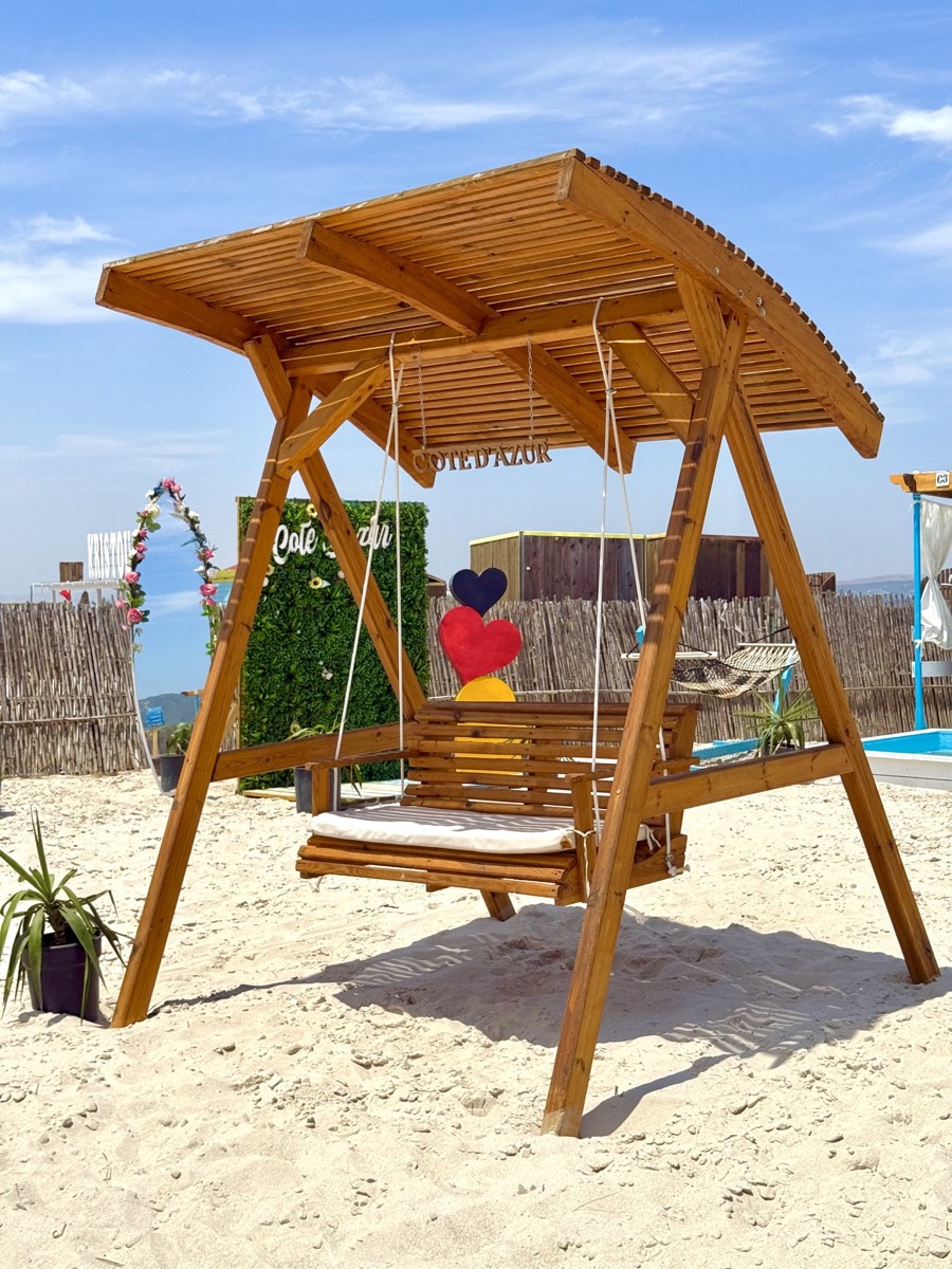 Balancelle en bois sur le sable
